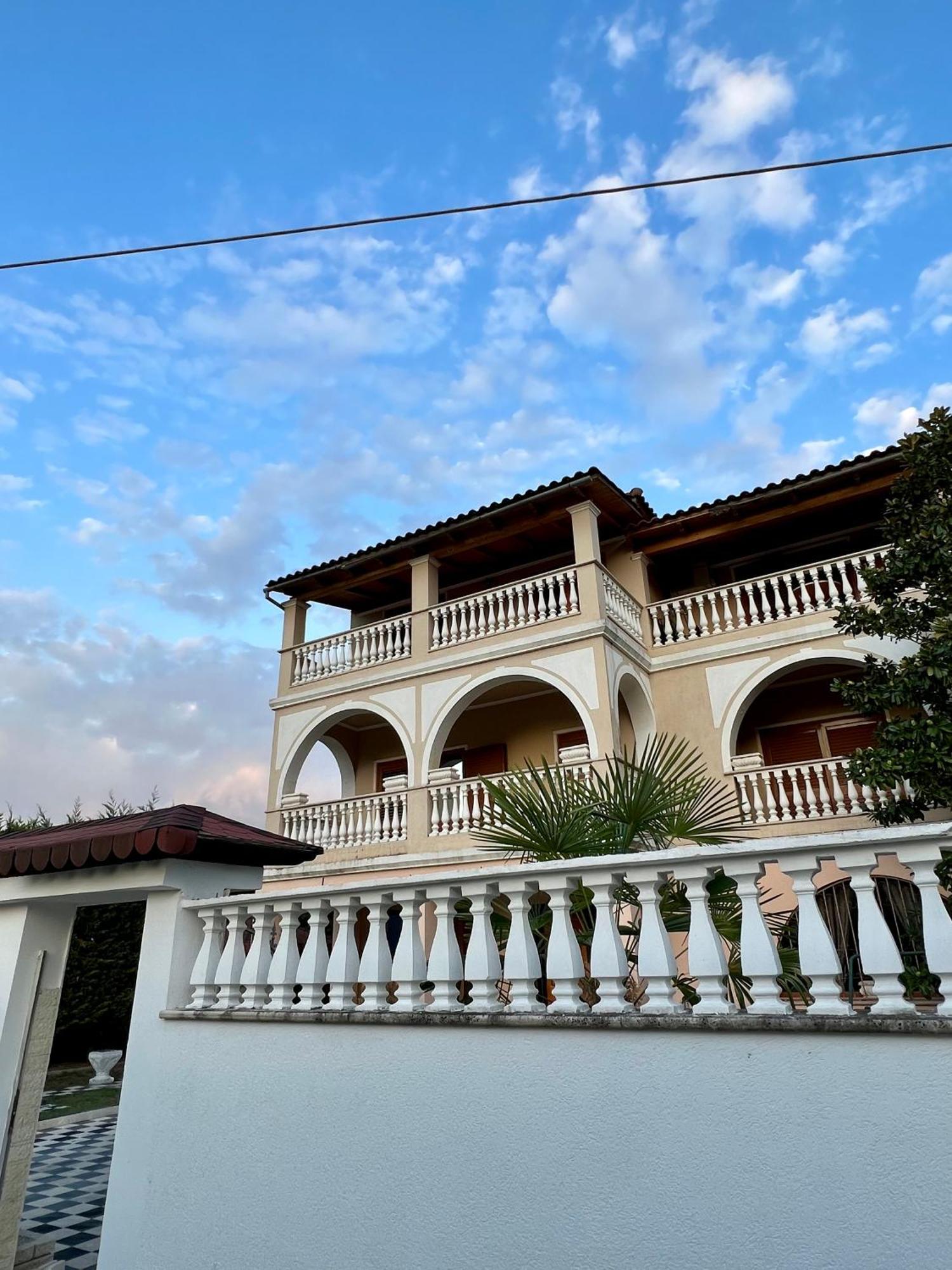Guest House Pulake Berat Exterior foto