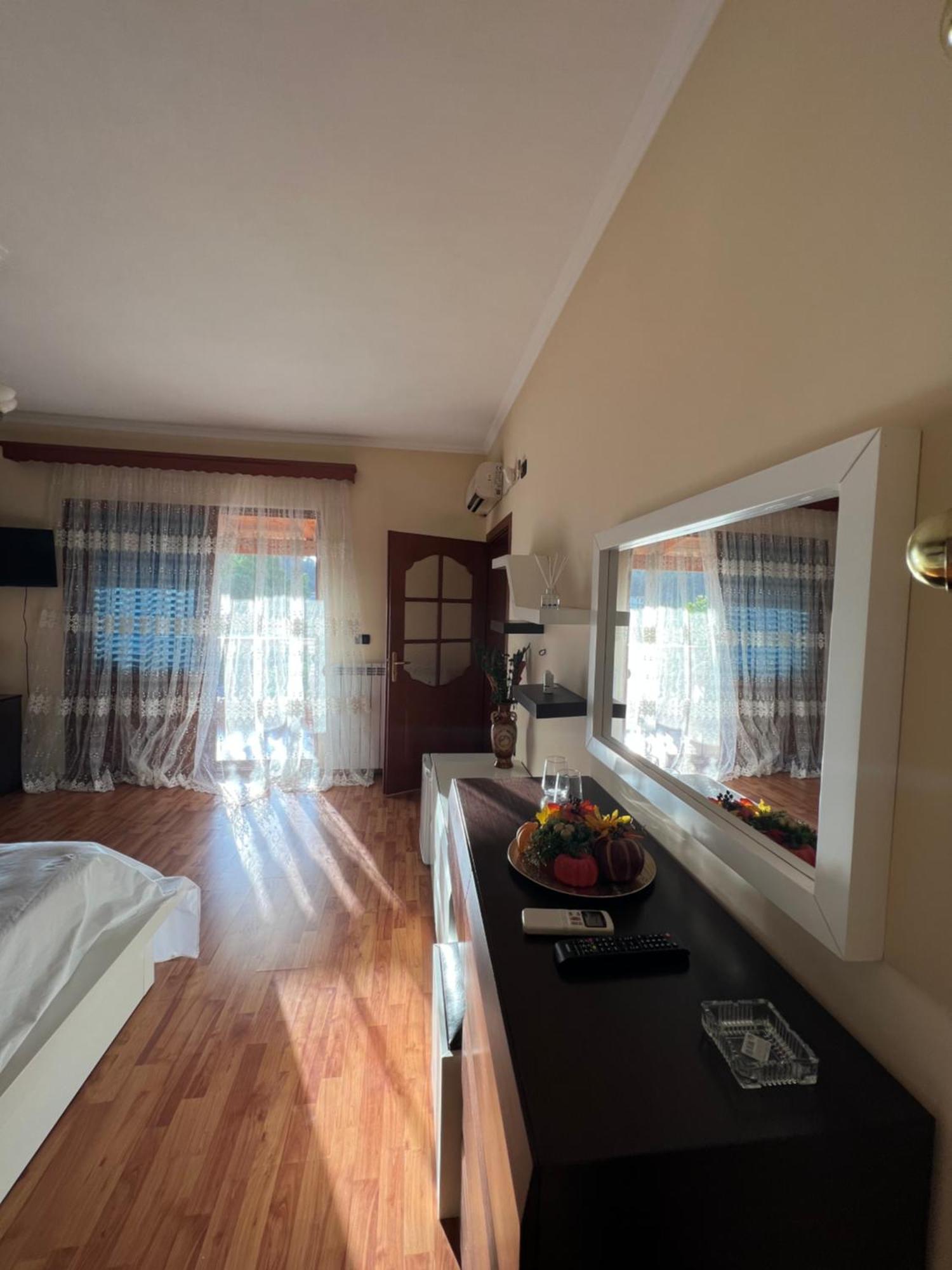 Guest House Pulake Berat Exterior foto