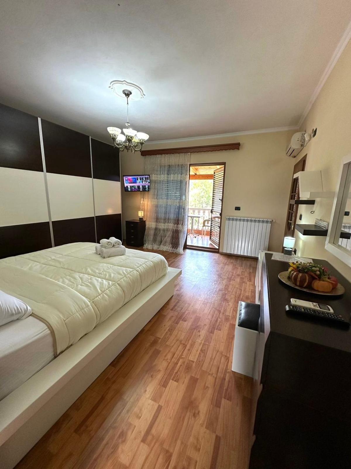 Guest House Pulake Berat Exterior foto